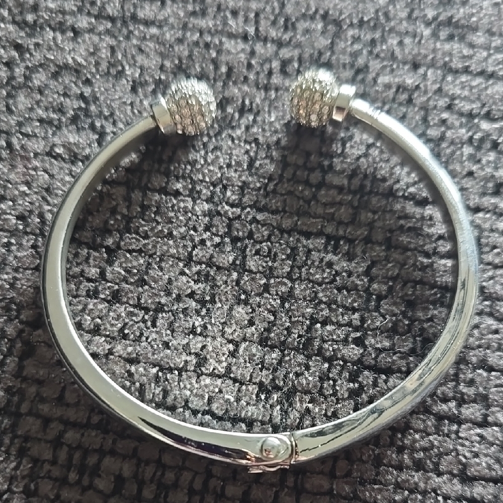 Elegant Silver Bracelet with Crystal Accents